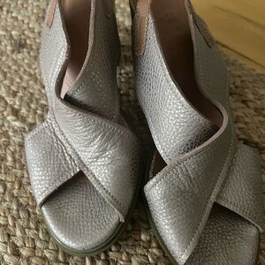 Hispanicitas gold 3” heel with faux wood grain grain heel size 39